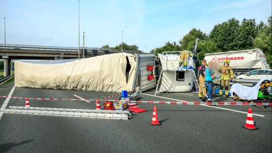 A28 bij Leusden tot vanavond dicht door gekantelde vrachtwagen met schoonmaakmiddelen. A28 bij Leusden tot vanavond dicht door gekantelde vrachtwagen met schoonmaakmiddelen.