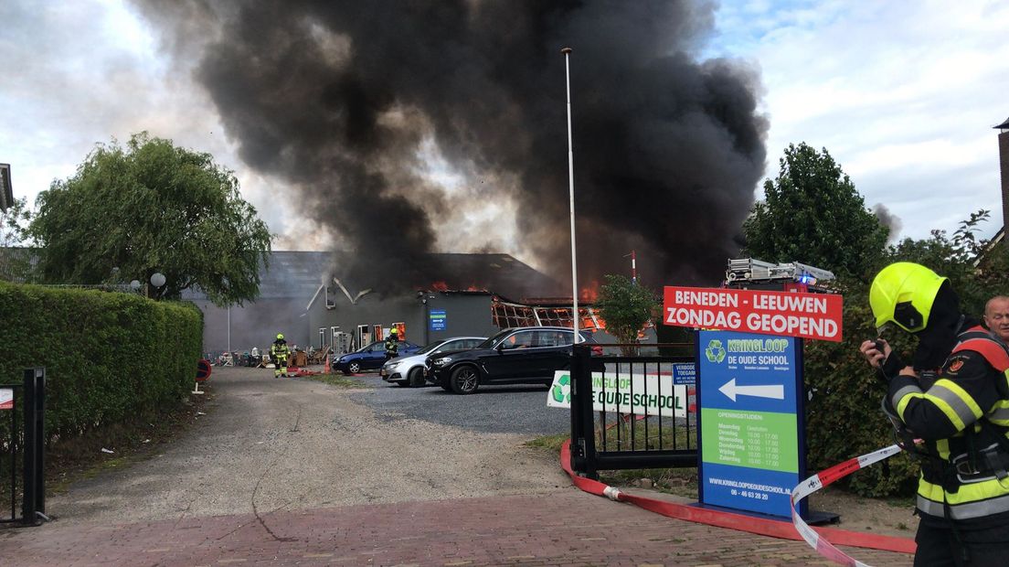 In een kringloopwinkel aan de Brouwersstraat in Beneden-Leeuwen woedde vrijdagmiddag een grote brand. Daarbij is asbest vrijgekomen, laat de Veiligheidsregio Gelderland-Zuid weten. De brand is inmiddels onder controle