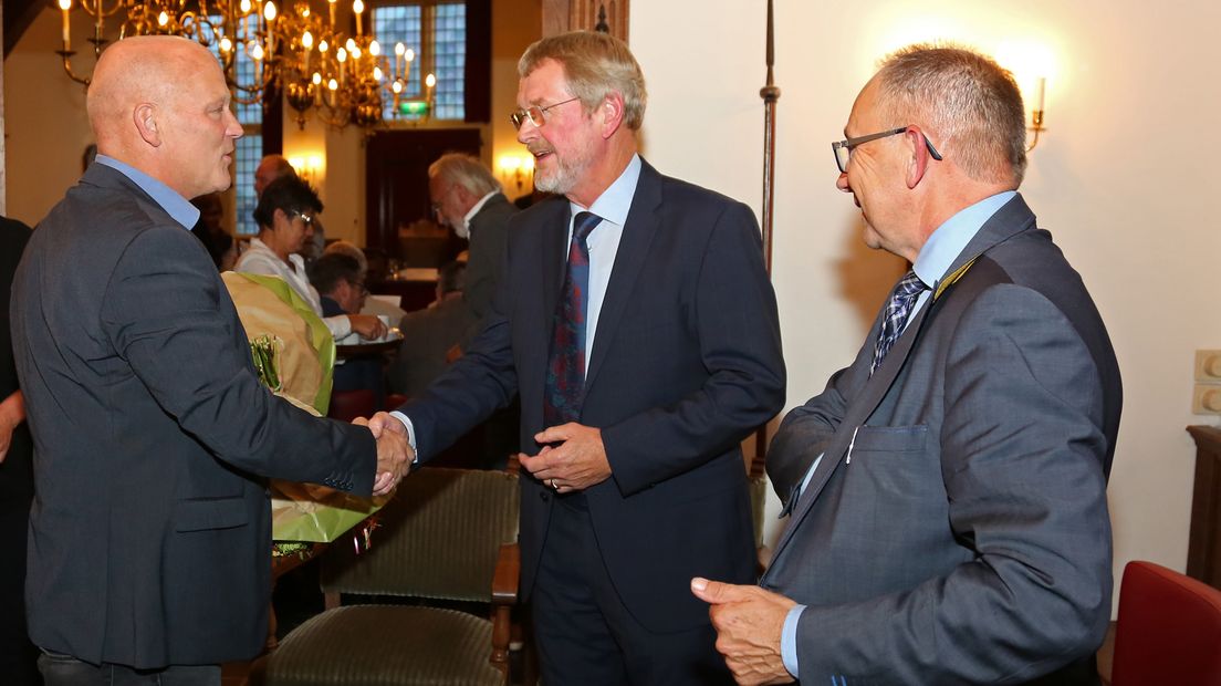 Fractievoorzitter René van den Hoogen (links) feliciteert Sietze Ypma (midden) en bedankt Bert Vermeij.