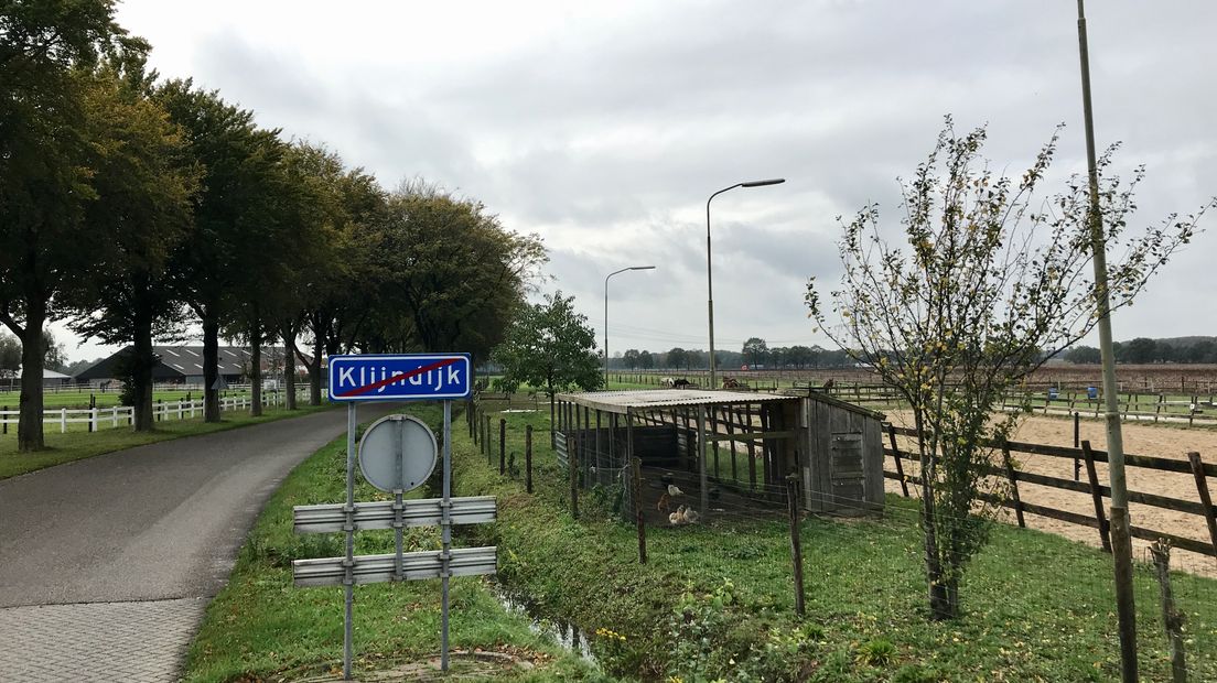Links de Slenerweg, rechts de paardenbak van Horze Stables in Klijndijk
(Rechten: RTV Drenthe / Steven Stegen)