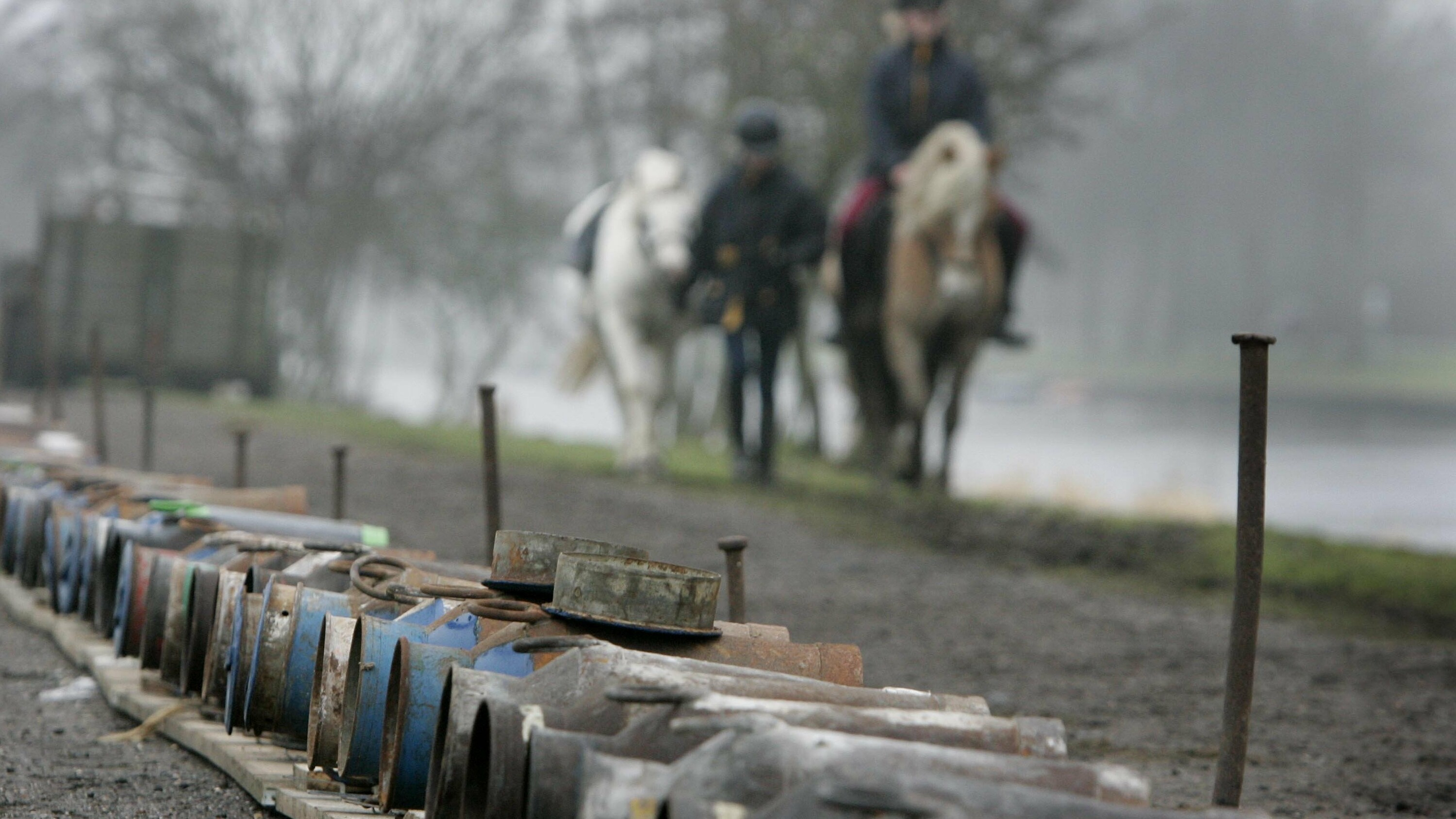 Noardwâlde knalt op it nipperke mei karbid, nei grien ljocht fan de rjochter