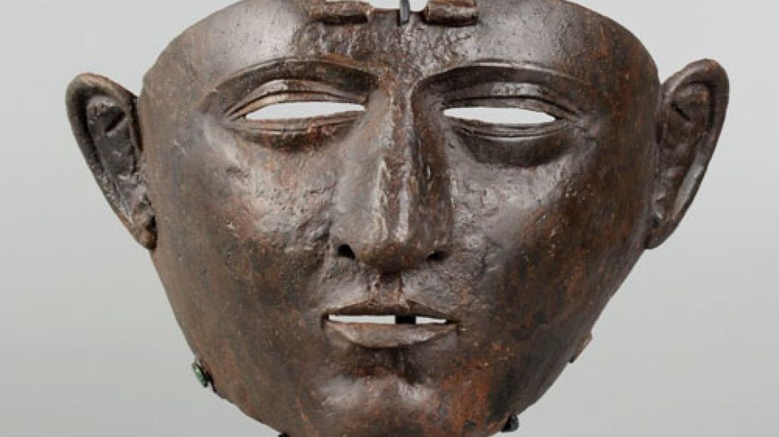 Het Valkhofmuseum in Nijmegen is erin geslaagd een masker uit de tijd van de Batavieren te restaureren.Toen het oorlogsmasker werd opgegraven, bleek dat het linkerdeel ontbrak.