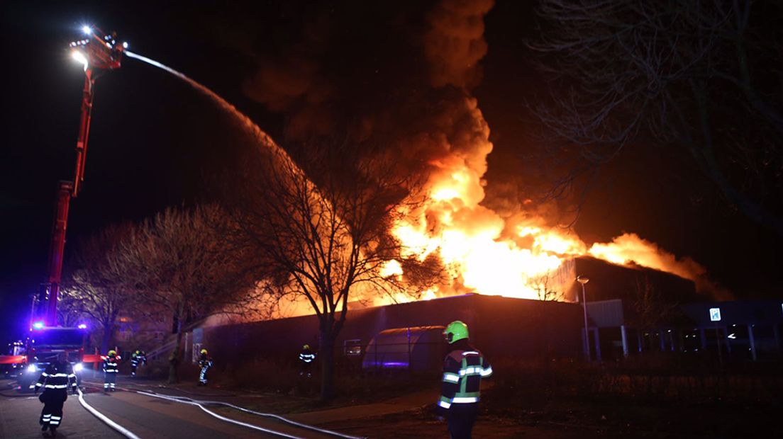 In Culemborg heeft woensdagavond aan de Multatulilaan een grote brand gewoed in het voormalige zwembad De Meer. De schade is groot. Delen van het pand zijn ingestort en de brandweer is nog uren bezig met nablussen.