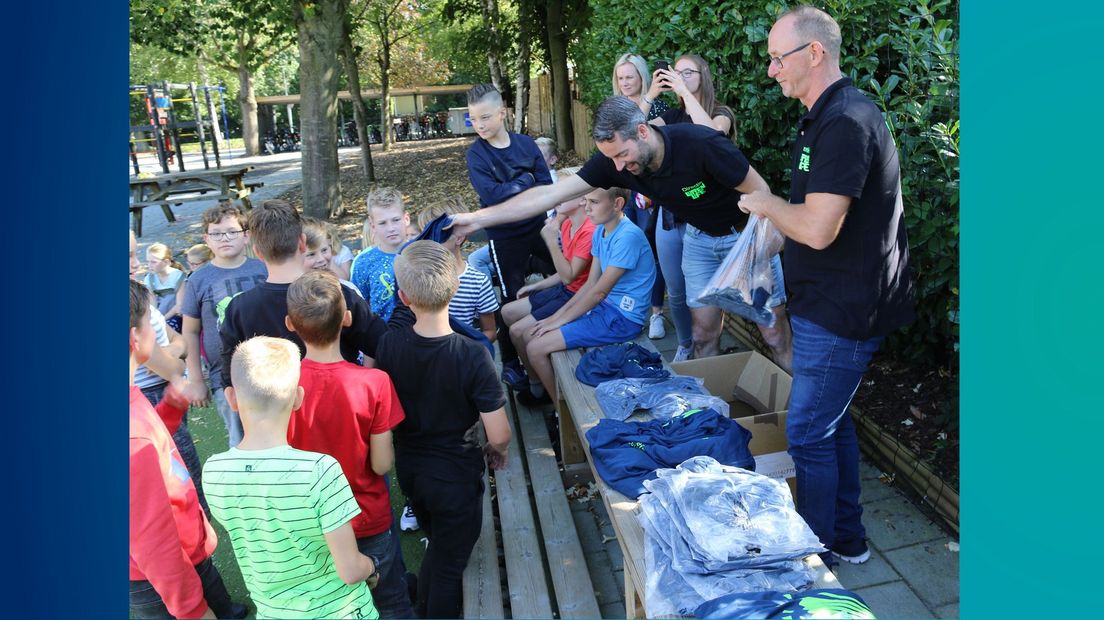 De plaatselijke schooljeugd kreeg vandaag een nieuw sport-tenue