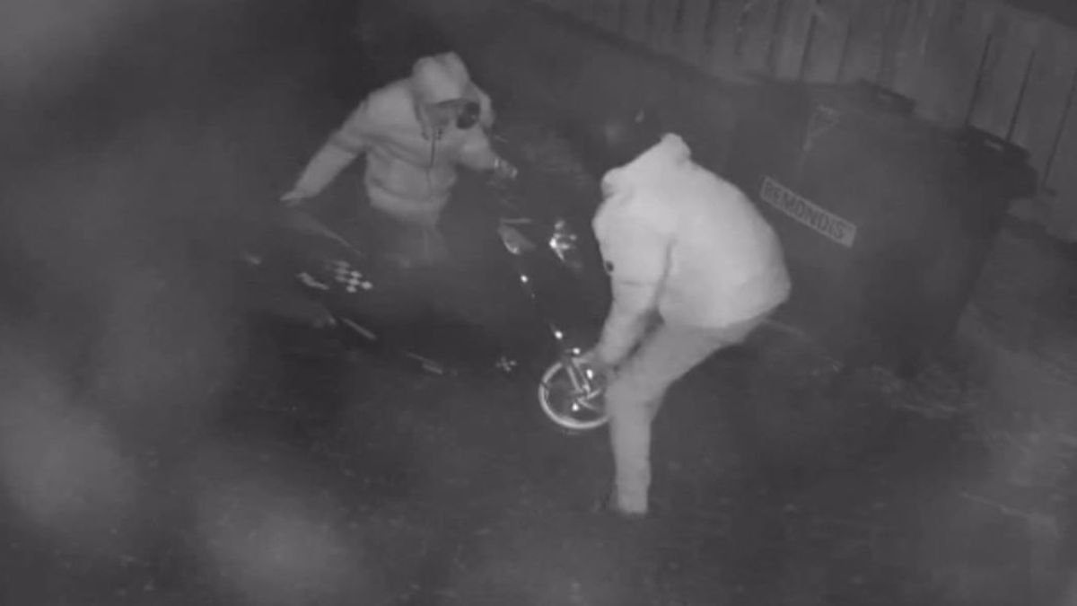 Scooter gejat achter winkels in Zwolle-Berkum