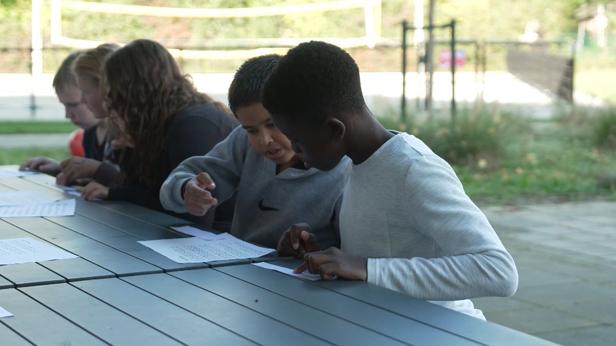 Leerlingen in Hengelo kruipen even in de huid van een blinde: 'Dit voelt niet fijn'