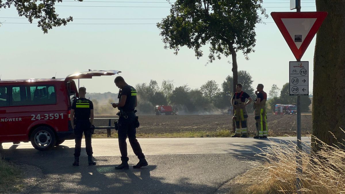 Veel rook door brandend veld in Einighausen