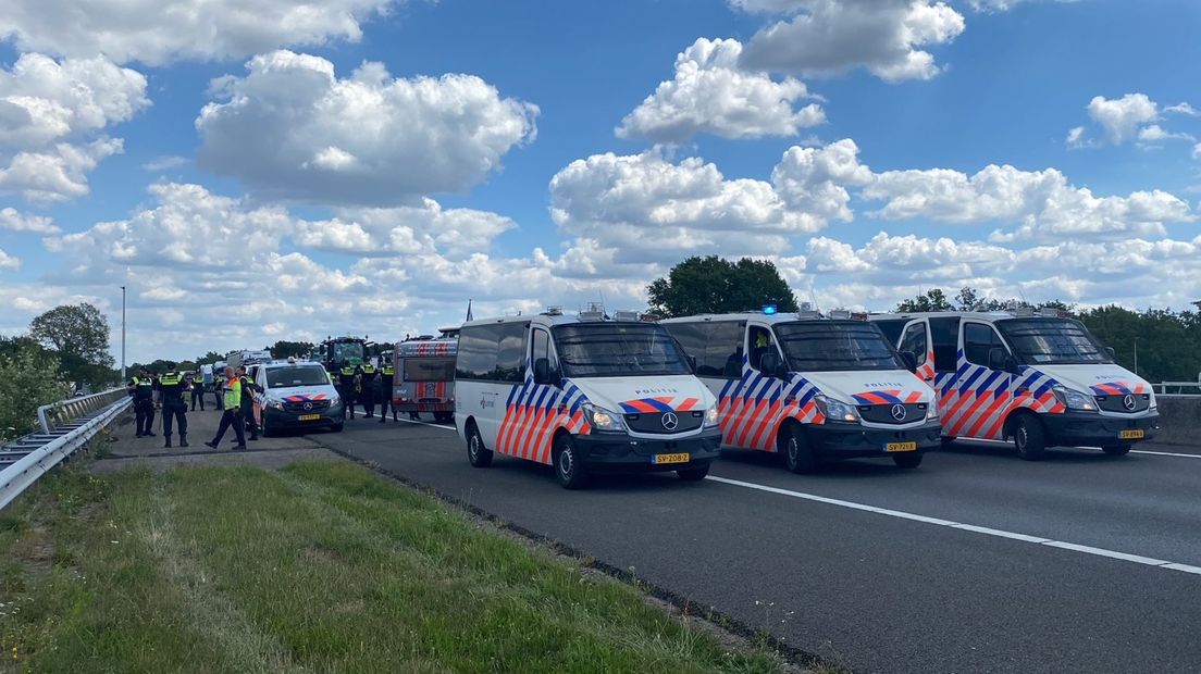 Boeren blokkeren de A67. 