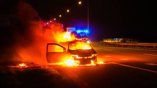 Auto vliegt tijdens rijden in brand