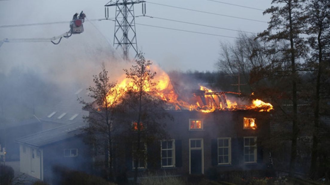 Een woning met een rieten dak in Echteld is vrijdagavond volledig afgebrand.De melding van de brand aan de Remkettingweg kwam rond 18.15 uur binnen.