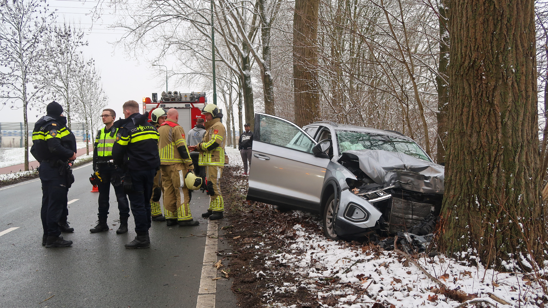 Auto botst tegen boom in Maarssen, 1 persoon naar het ziekenhuis