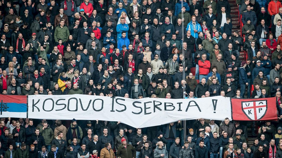 De supporters krijgen een spandoek