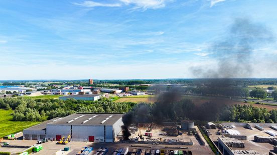 Veel rook bij brand op terrein afvalverwerker in Duiven