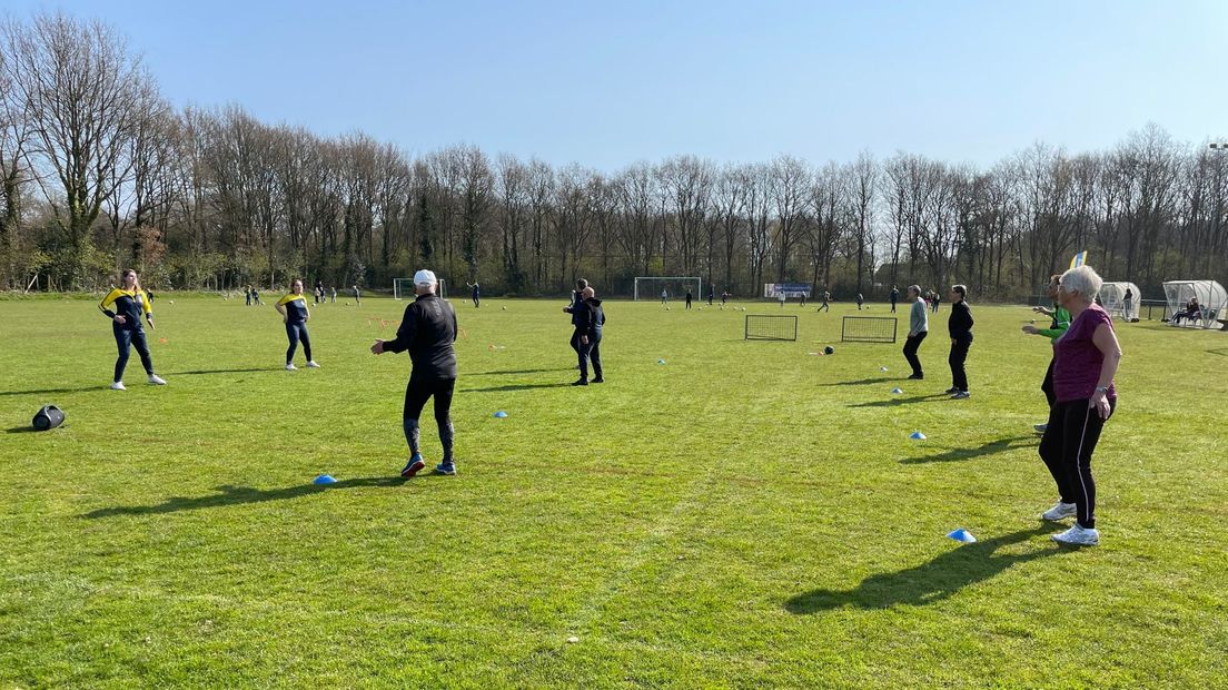 De OldStars op het voetbalveld van VV Peize