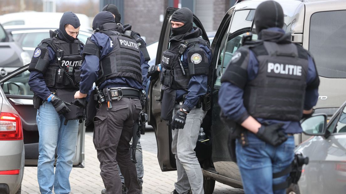 Zwaarbewapend arrestatieteam aan het werk na aanleiding van het grootschalige politieonderzoek