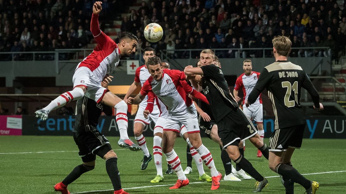 Een spelmoment uit FC Emmen - Ajax vorig seizoen. Wordt de tweede editie van dit duel binnenkort gespeeld? (Rechten: Hollandse Hoogte/Ronald Bonestroo)