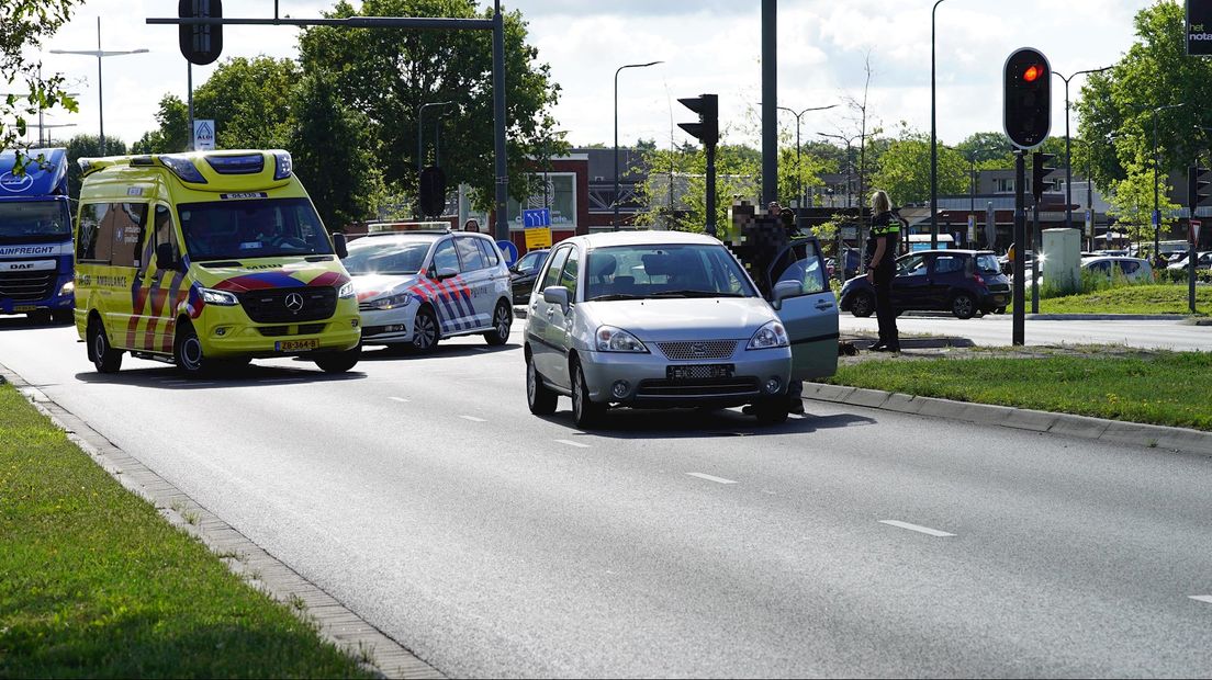Fietsster naar ziekenhuis na aanrijding met auto in Deventer