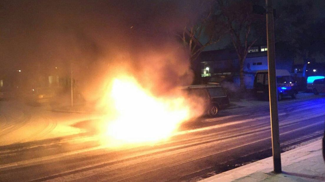 Auto brandt uit tijdens proefrit in Hengelo