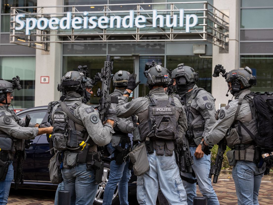 Het team van de politie was alle kantoren afgegaan en zei de mensen naar buiten te gaan.