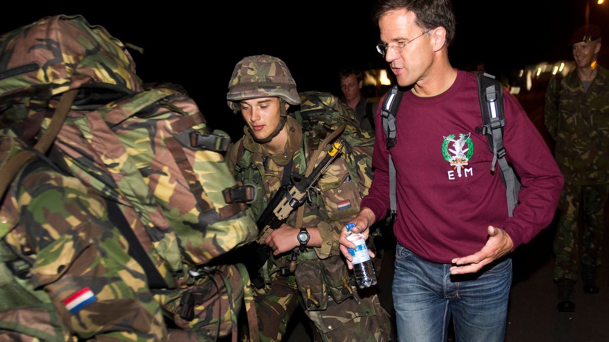 Rutte loopt mars mee met rode baretten naar Schaarsbergen