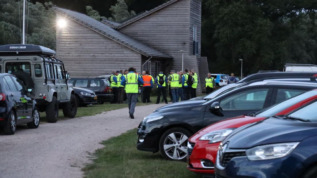 Een zoekteam kamt het gebied bij Giesbeek uit.