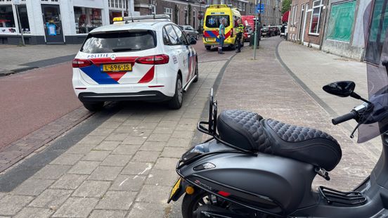 Scooterrijder gewond na aanrijding met auto in Deventer. Scooterrijder gewond na aanrijding met auto in Deventer.