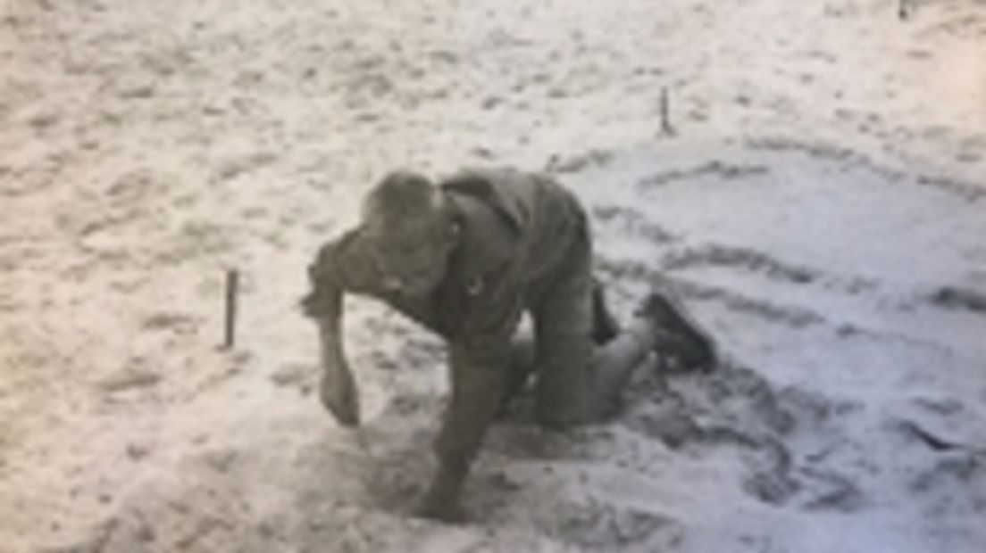 Freek de Jonge op het strand van Vrouwenpolder in 1958