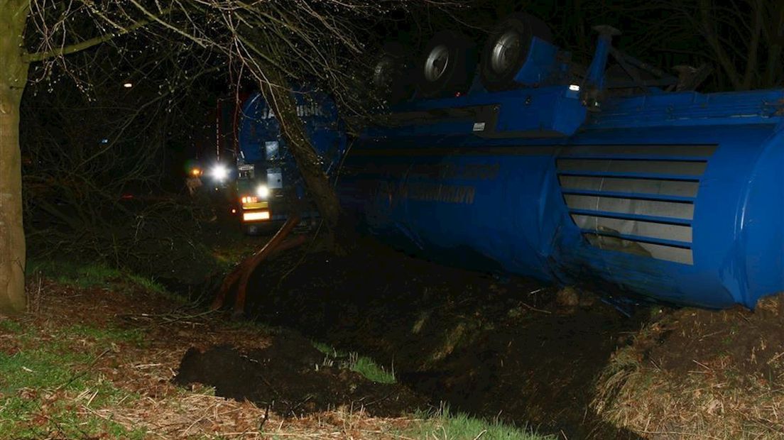 Tankwagen uit Haaksbergen gekanteld in Gieterveen