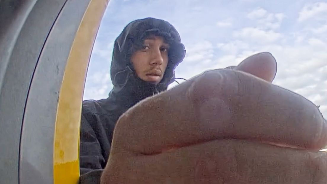 De verdachte is steeds net te laat met het afdekken van de camera