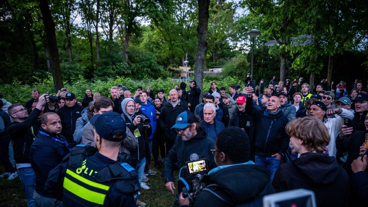 Hooglander (2) aangehouden bij grimmige anti-azc-demonstratie in Loosdrecht