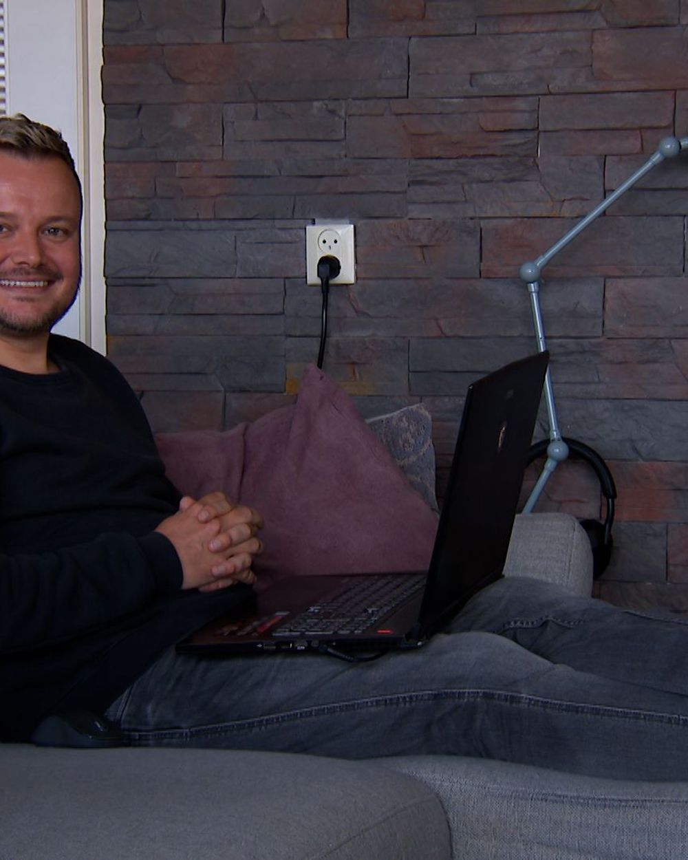 Liggend geld verdienen, Frank doet dat vanaf zijn bank - Omroep Gelderland