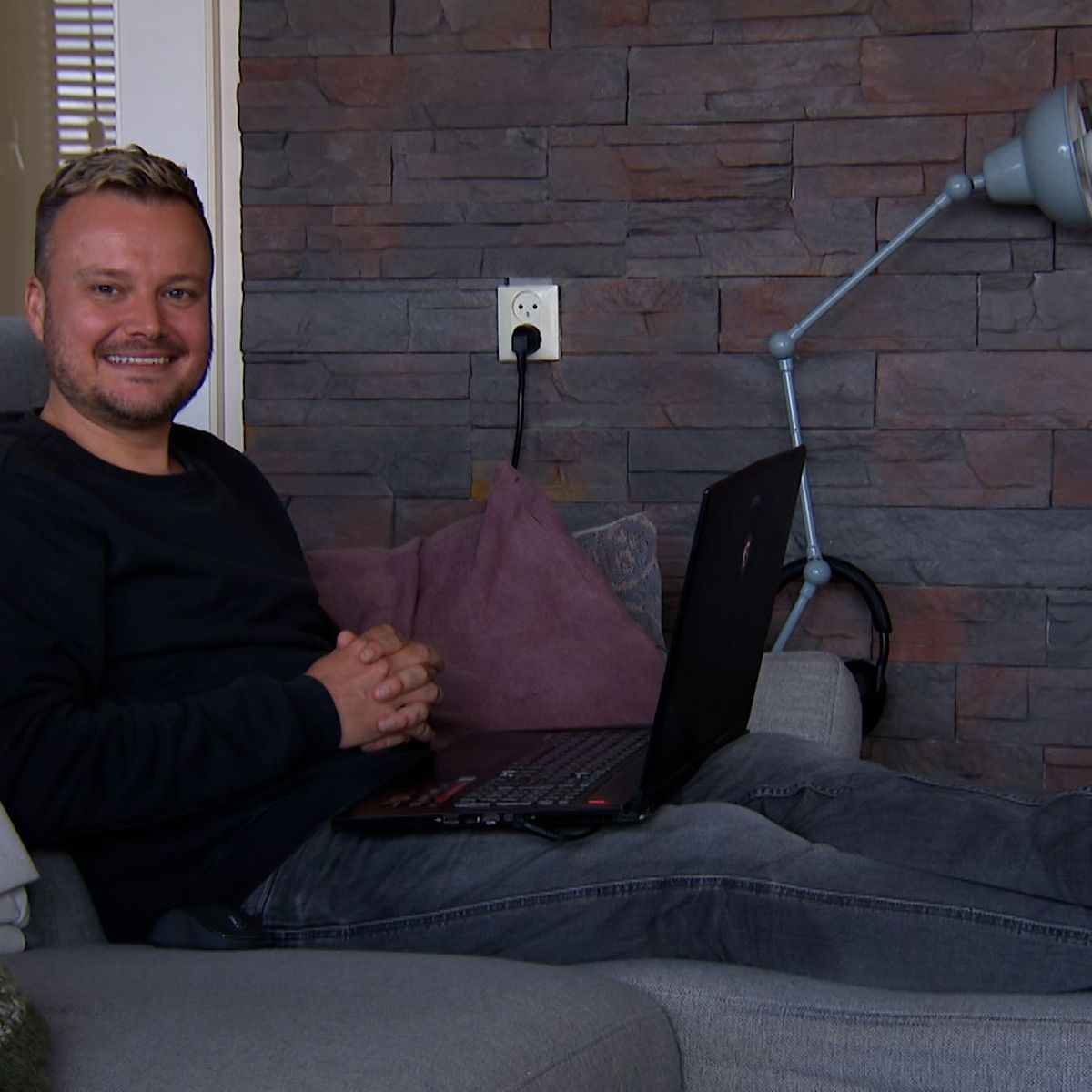 Liggend geld verdienen, Frank doet dat vanaf zijn bank - Omroep Gelderland