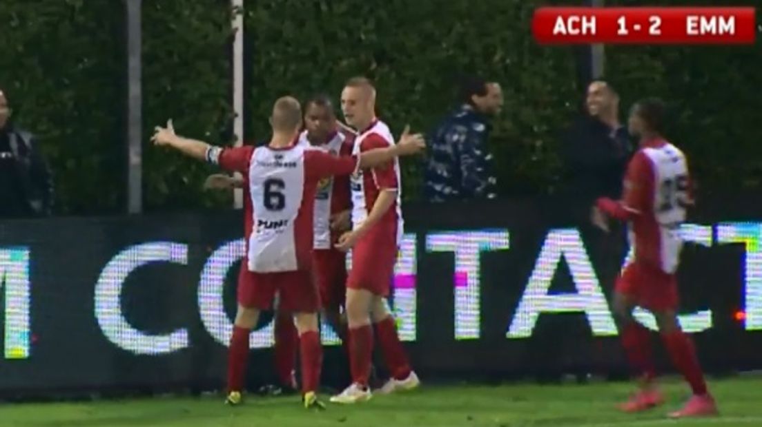Matchwinner Erixon Danso in het midden van de feestvreugde