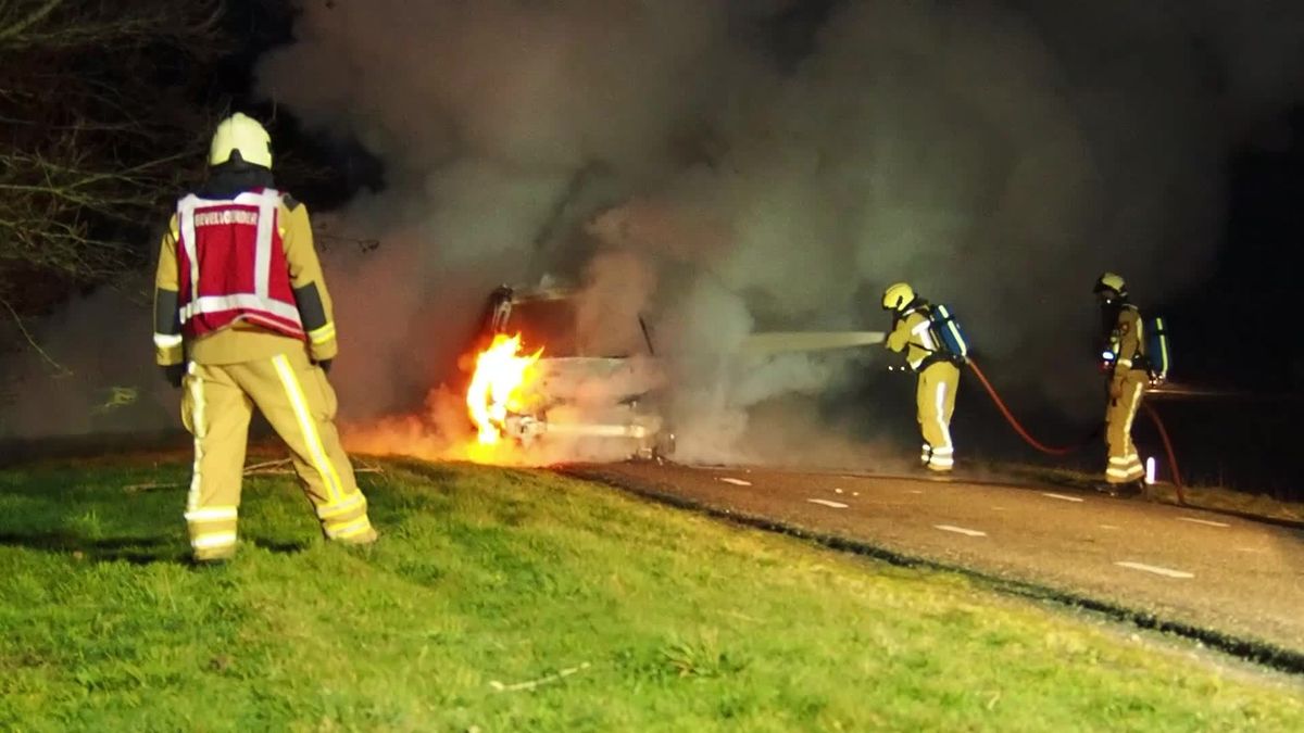 Auto vliegt al rijdend in brand bij Stieltjeskanaal