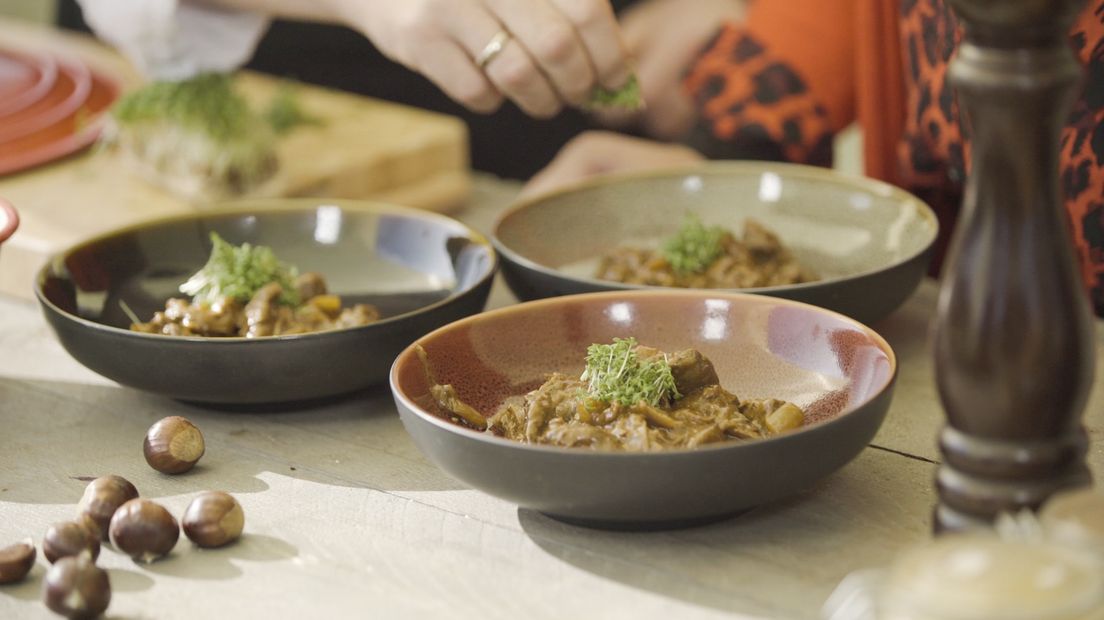 Chef-kok René de Jong maakt een stoverij van hazenpeper (Rechten: New Sense Media)