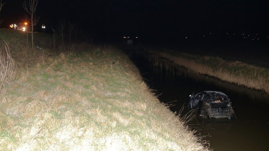 De auto raakte door nog onbekende oorzaak van de weg en belandde uiteindelijk in een watergang.