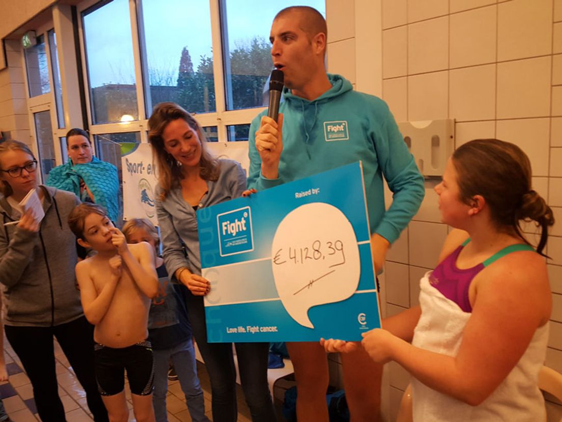 Maaike en Maarten zwommen meer dan 4000 euro bij elkaar