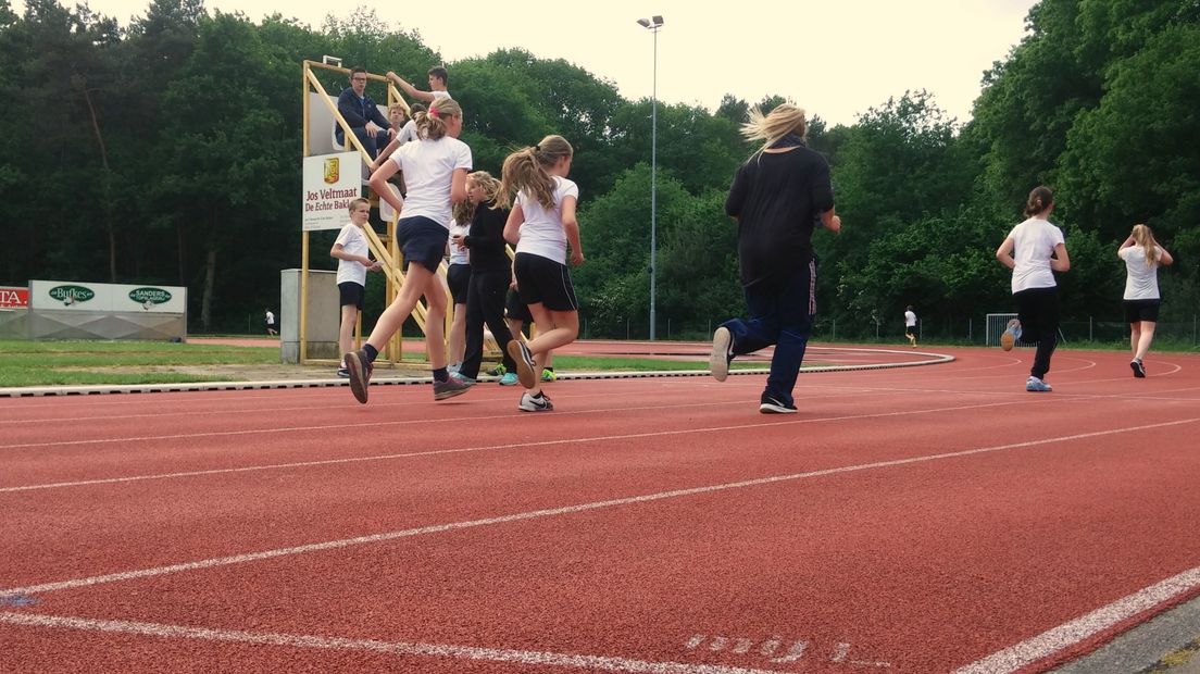 De atletiekbaan in Wijchen is er zo slecht aan toe dat twee lanen buiten bedrijf zijn gesteld om ongelukken te voorkomen. De baan voldoet niet aan de sporttechnische eisen en is door de Atletiekunie afgekeurd voor competitiewedstrijden.