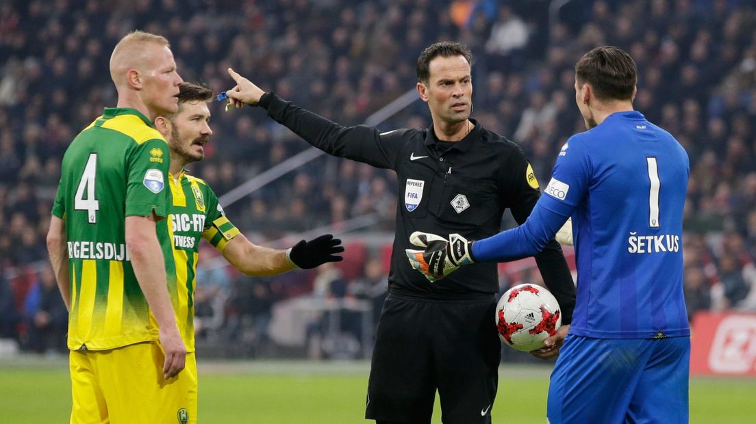 Arbiter Bas Nijhuis wuift protesten van ADO Den Haag af in het uitduel met Ajax.