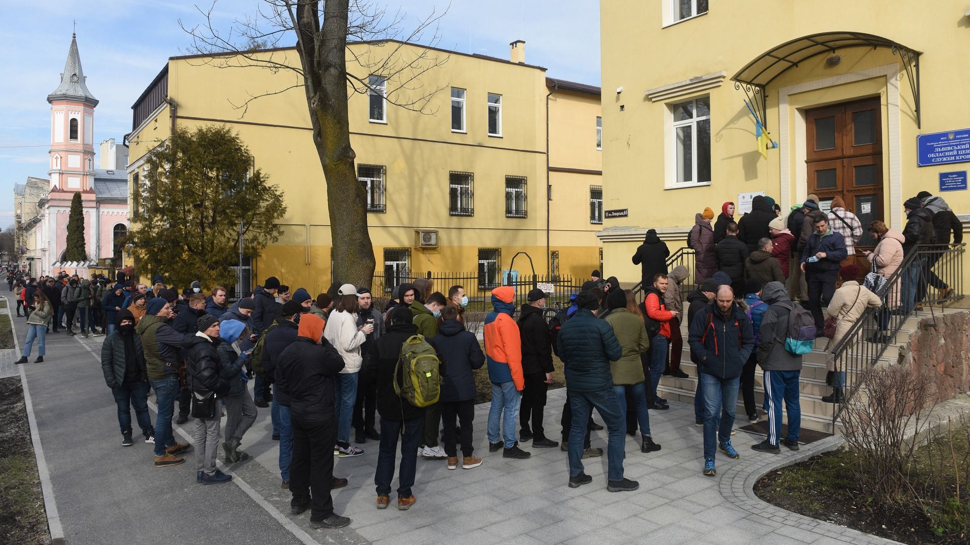 In Lviv staan mensen in de rij om bloed te doneren voor het leger