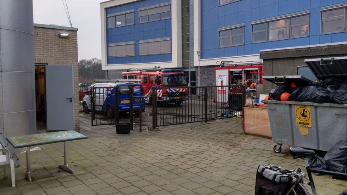 De brandweer heeft in Lochem dinsdagmiddag twee mensen uit een zeecontainer gered. Ze zijn naar het ziekenhuis gebracht, meldt de veiligheidsregio. Het is niet bekend hoe ze eraan toe zijn.