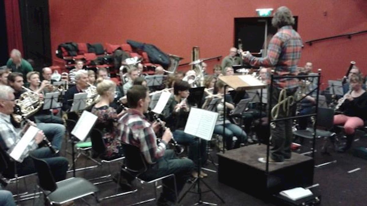 Orkest Goor oefent laatste keer muziekstuk 200 jaar Koninkrijk - RTV Oost