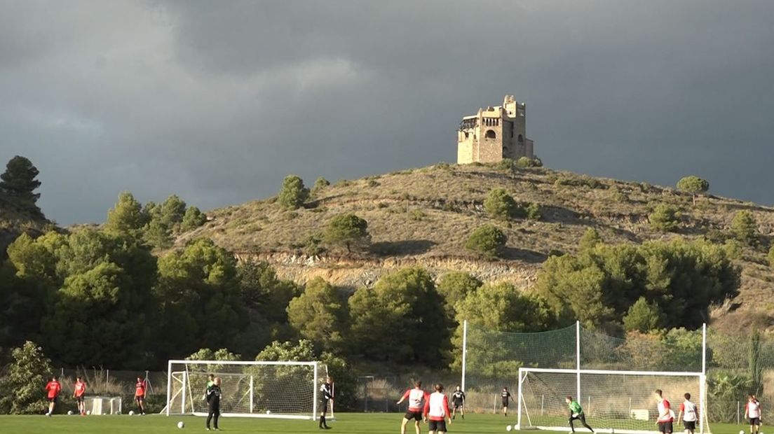 Donkere wolken boven het trainingskamp van NEC