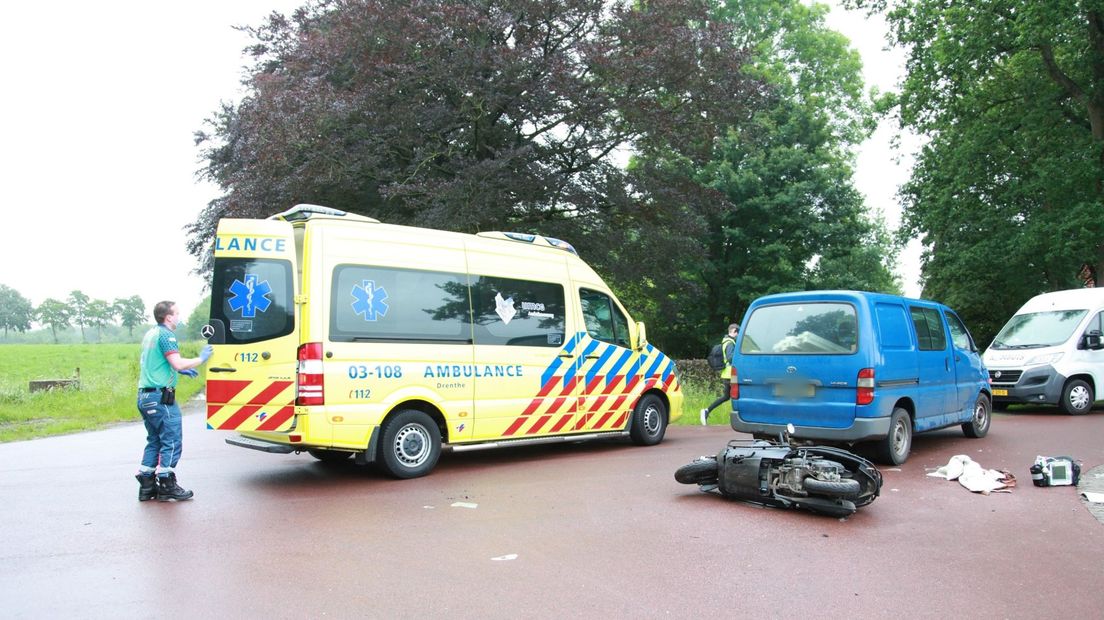 De scooterrijder is vervoerd naar het ziekenhuis