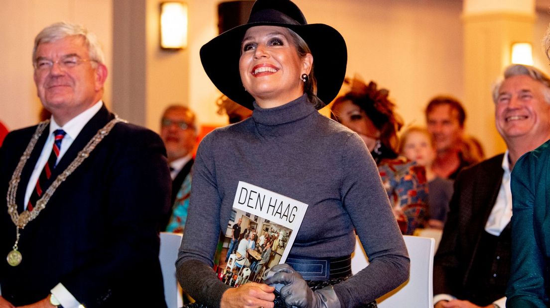 Koningin Máxima neemt fotoboek van Stichting Haags Verhaal in ontvangst