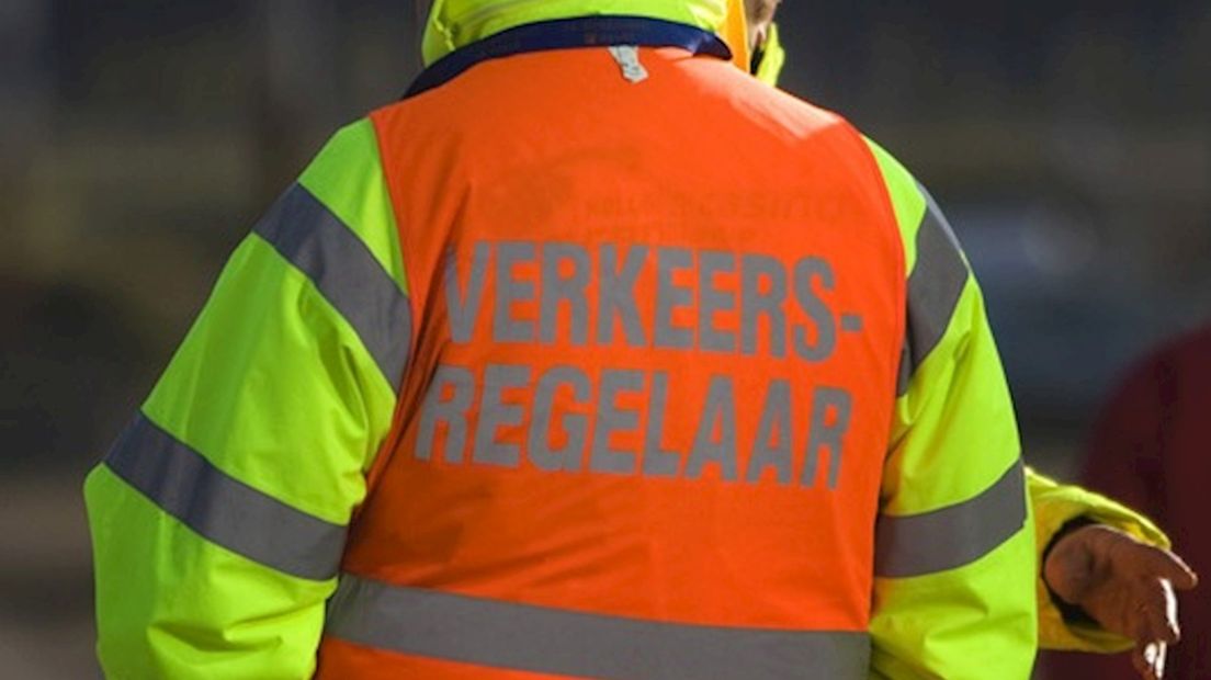 Verkeersregelaar bedreigd en aangereden