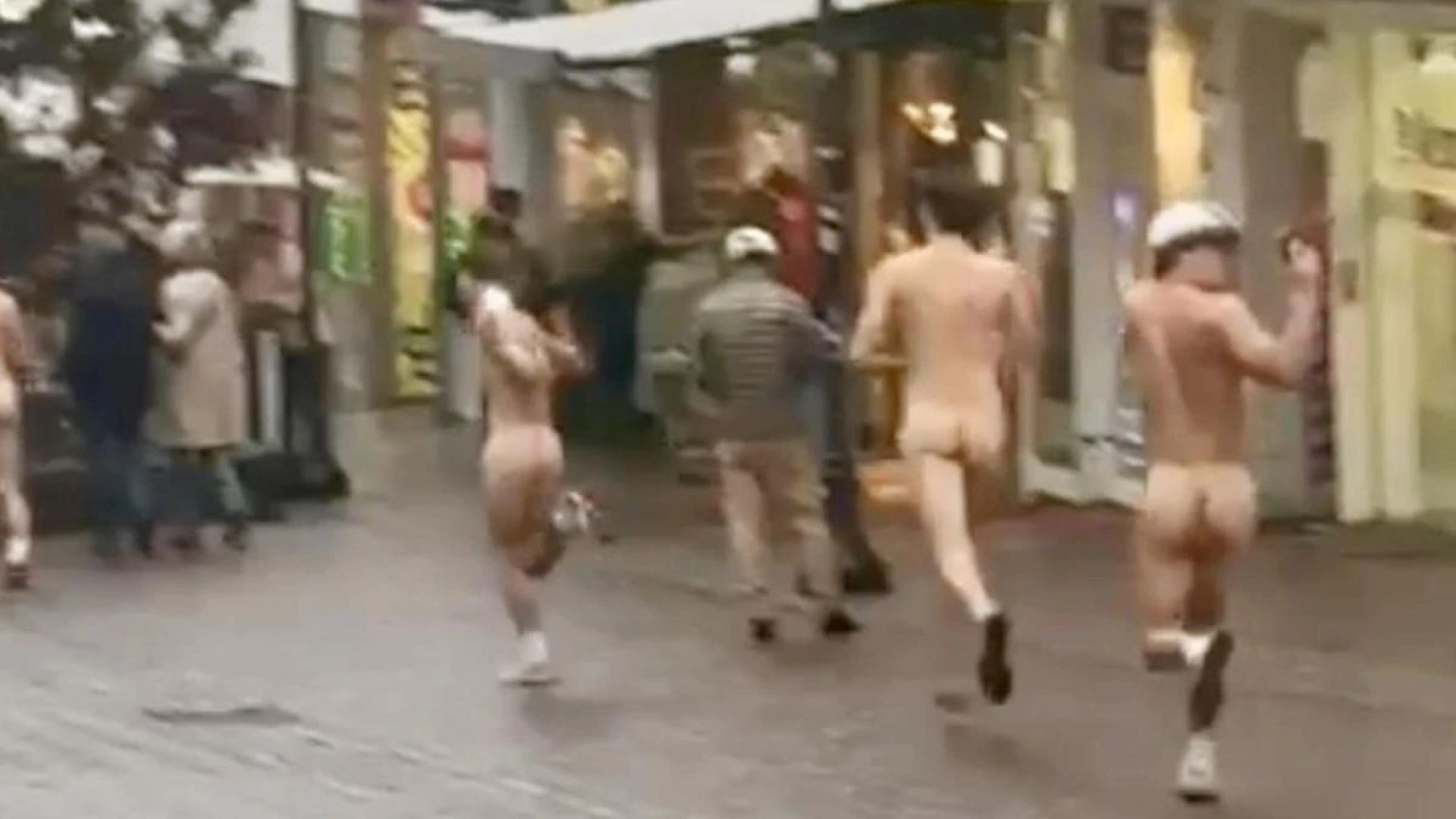 'Luidruchtige Nederlanders' rennen poedelnaakt door Kleve