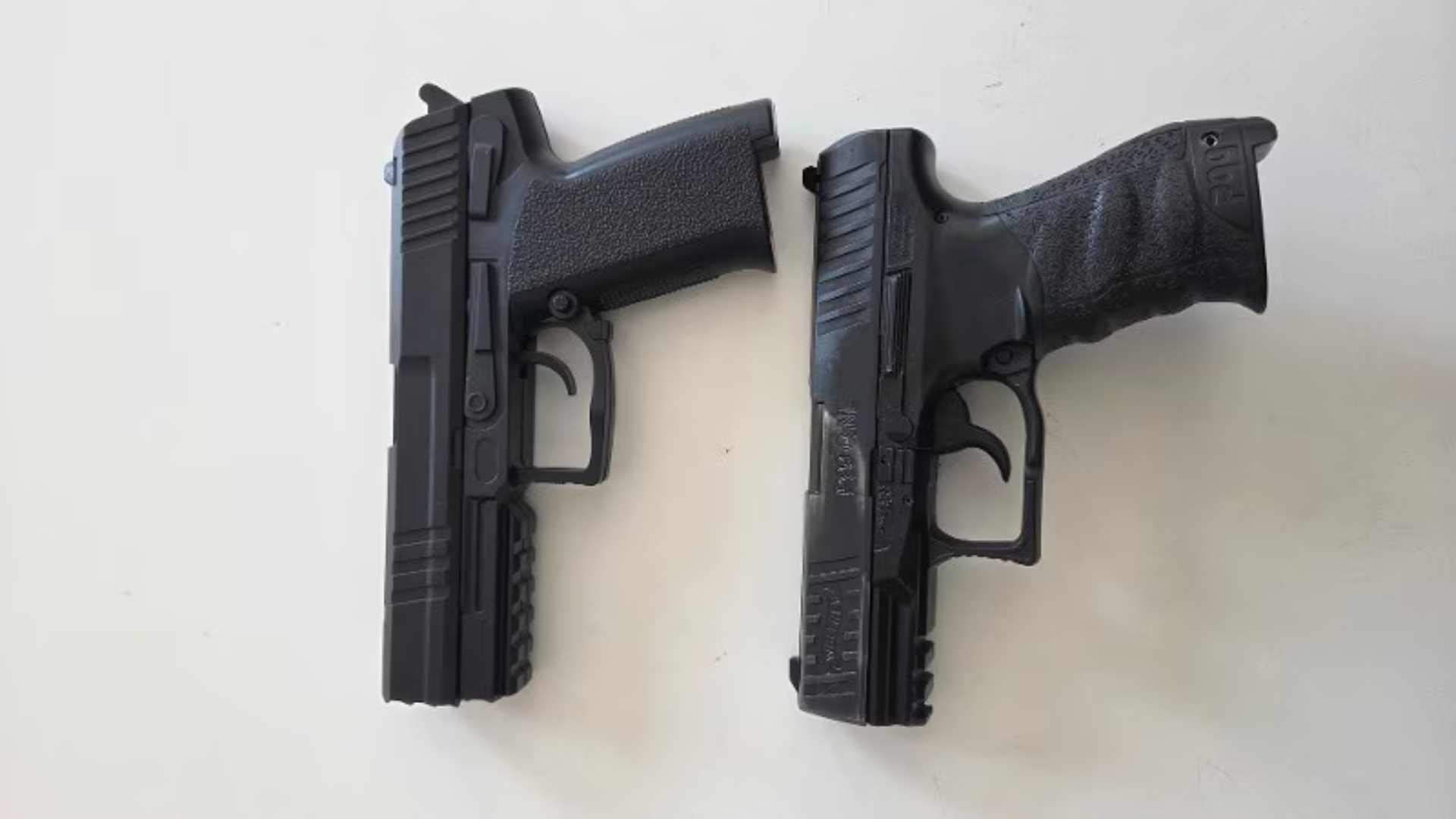 De nepvuurwapens waren bijna niet van echt te onderscheiden.