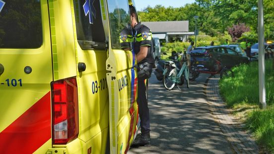 Fietser op driewieler gewond bij botsing met scooter in Assen. Fietser op driewieler gewond bij botsing met scooter in Assen.