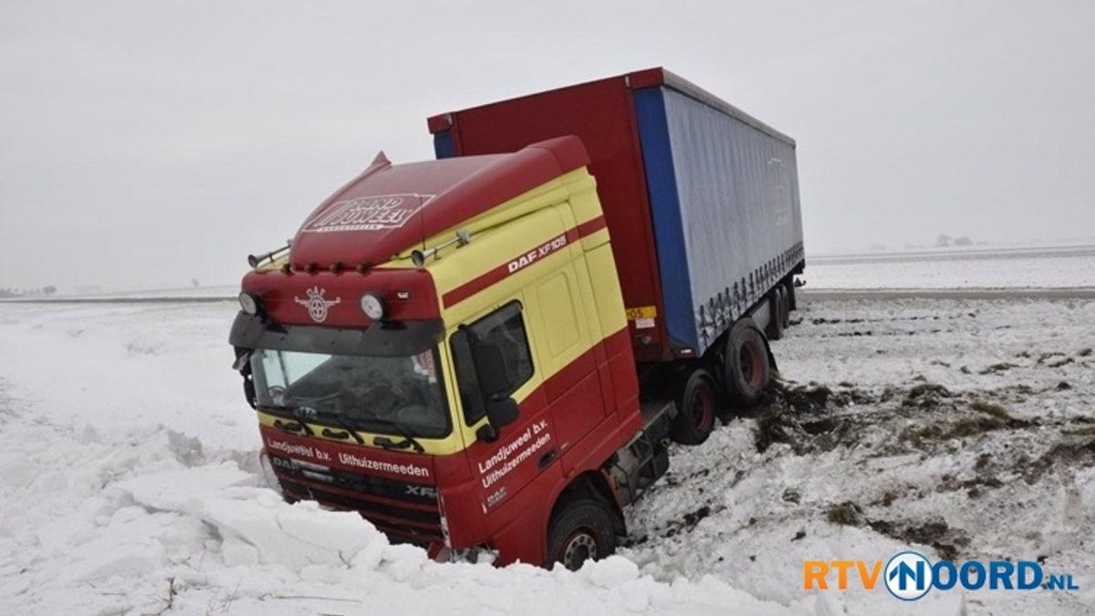 Vrachtwagen bij Munnekezijl in sloot